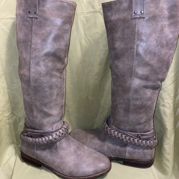 Boots - Picture 2 of 4